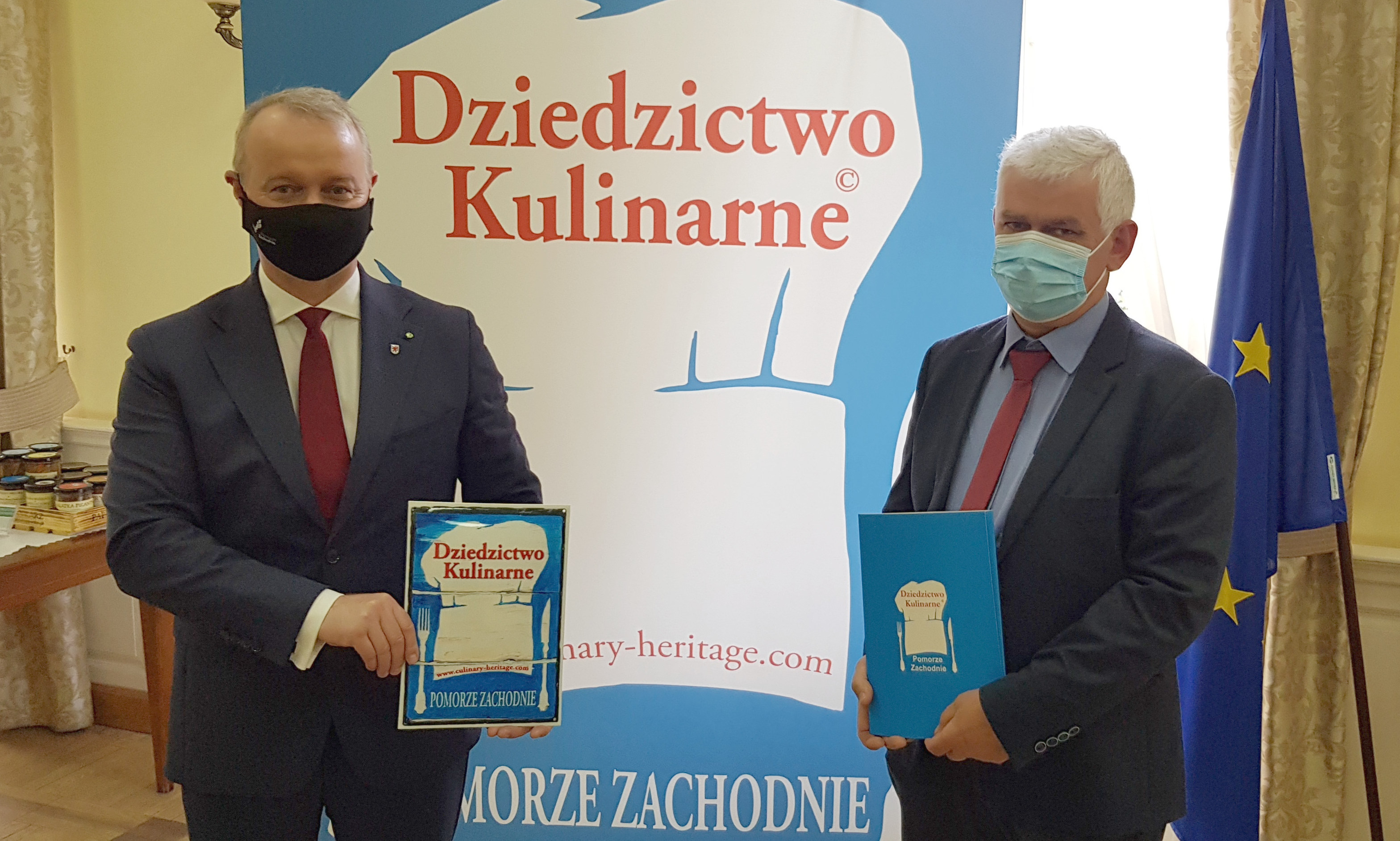 Wicemarszałek Olgierd Kustosz i właściciel Winnicy Binowo Mirosław Grabowski.