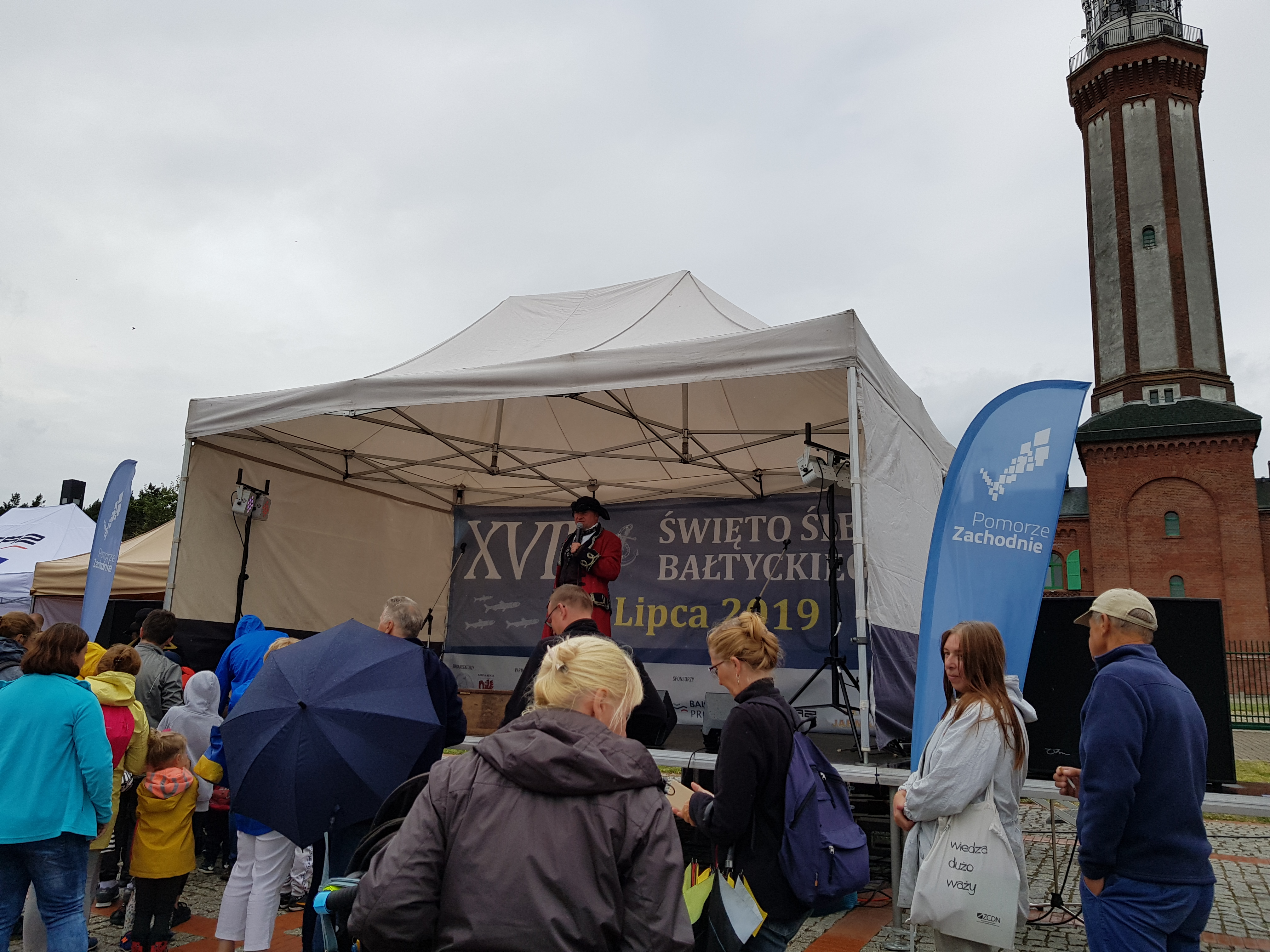 Święto Śledzia Bałtyckiego u podnóża latarni w Niechorzu