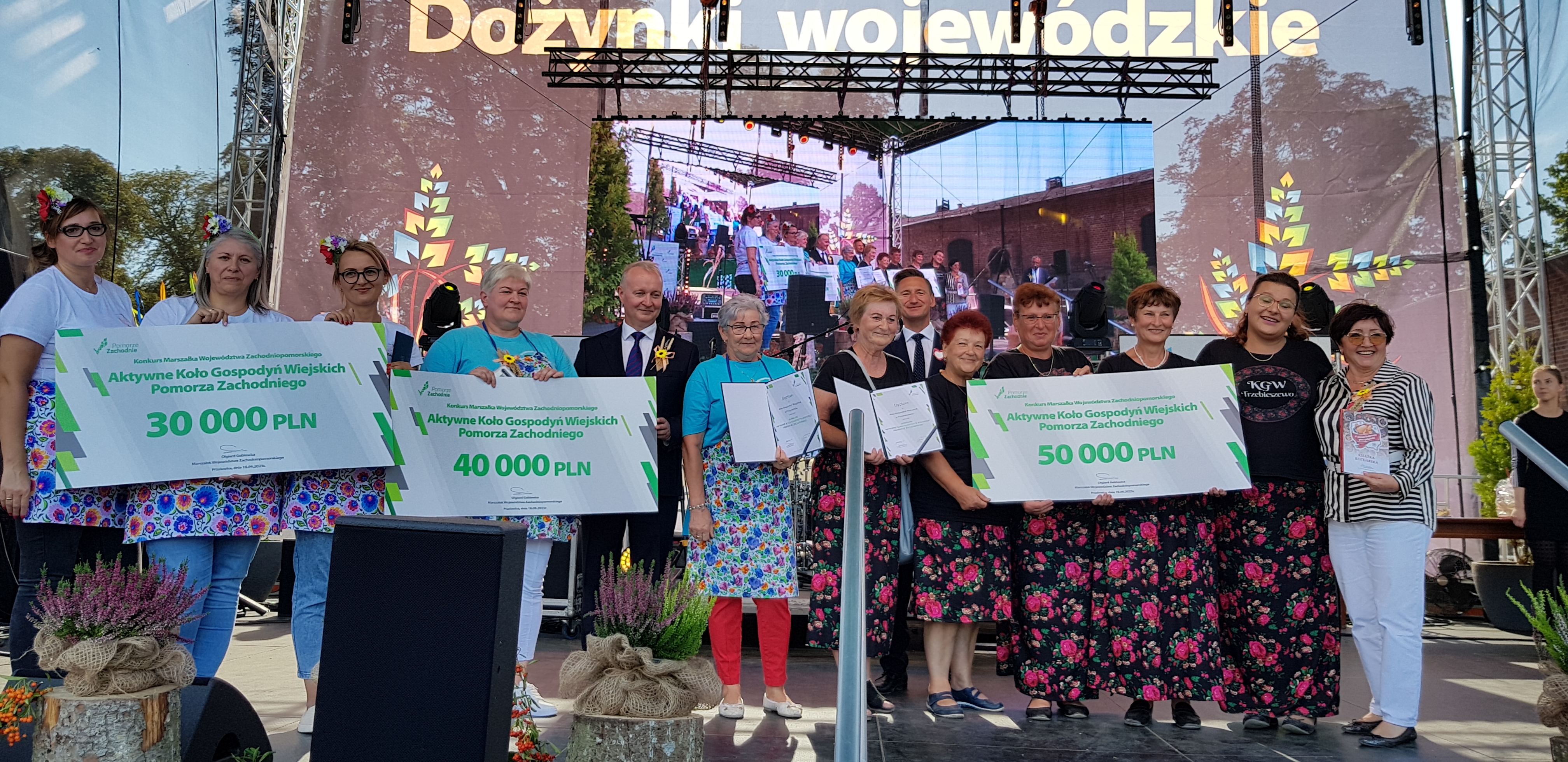 Na zdjęciu widać laureatów konkursu Aktywne Koło Gospodyń Wiejskich Pomorza Zachodniego