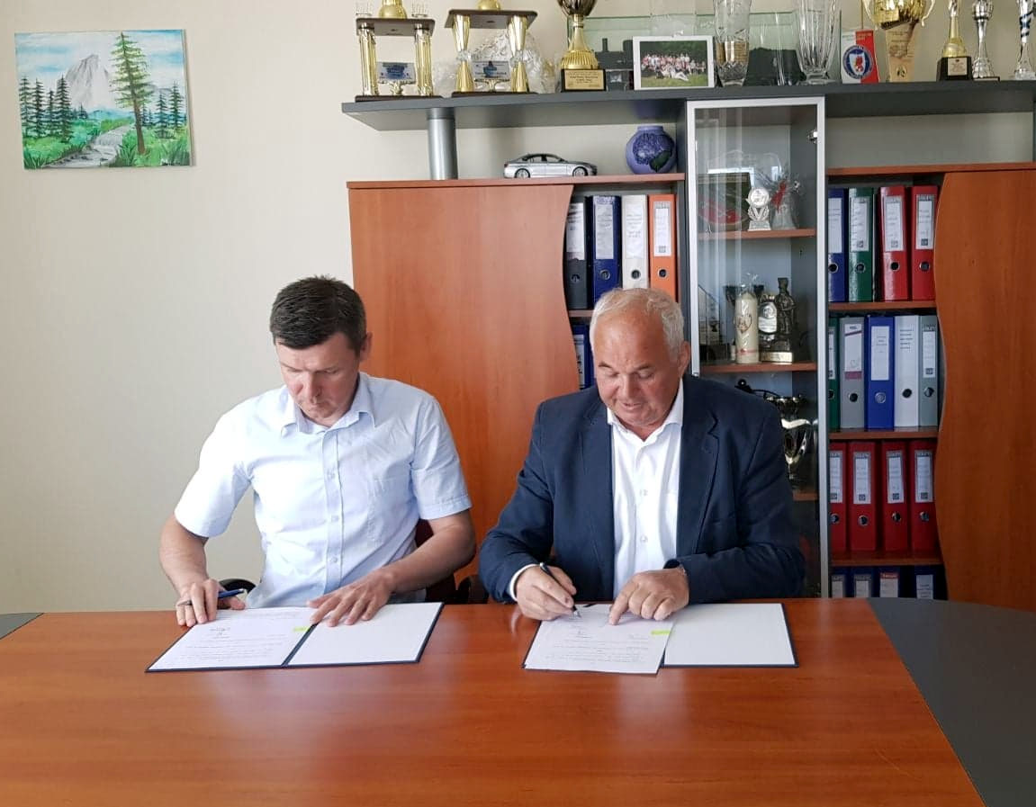 Nowa nawierzchnia asfaltowa o szerokości 3,5 m, przebudowa czterech skrzyżowań oraz wyrównanie poboczy to działania, które zostaną przeprowadzone w wyniku modernizacji prawie 2 km drogi gminnej w miejscowości Nowe Ślepce (gm. Sławoborze).