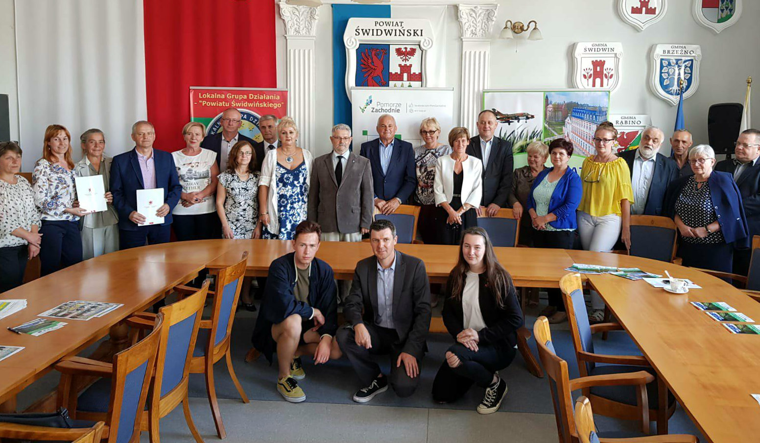 Pierwszych kilkadziesiąt umów gwarantujących dofinansowanie zachodniopomorskim sołectwom trafiło do beneficjentów.