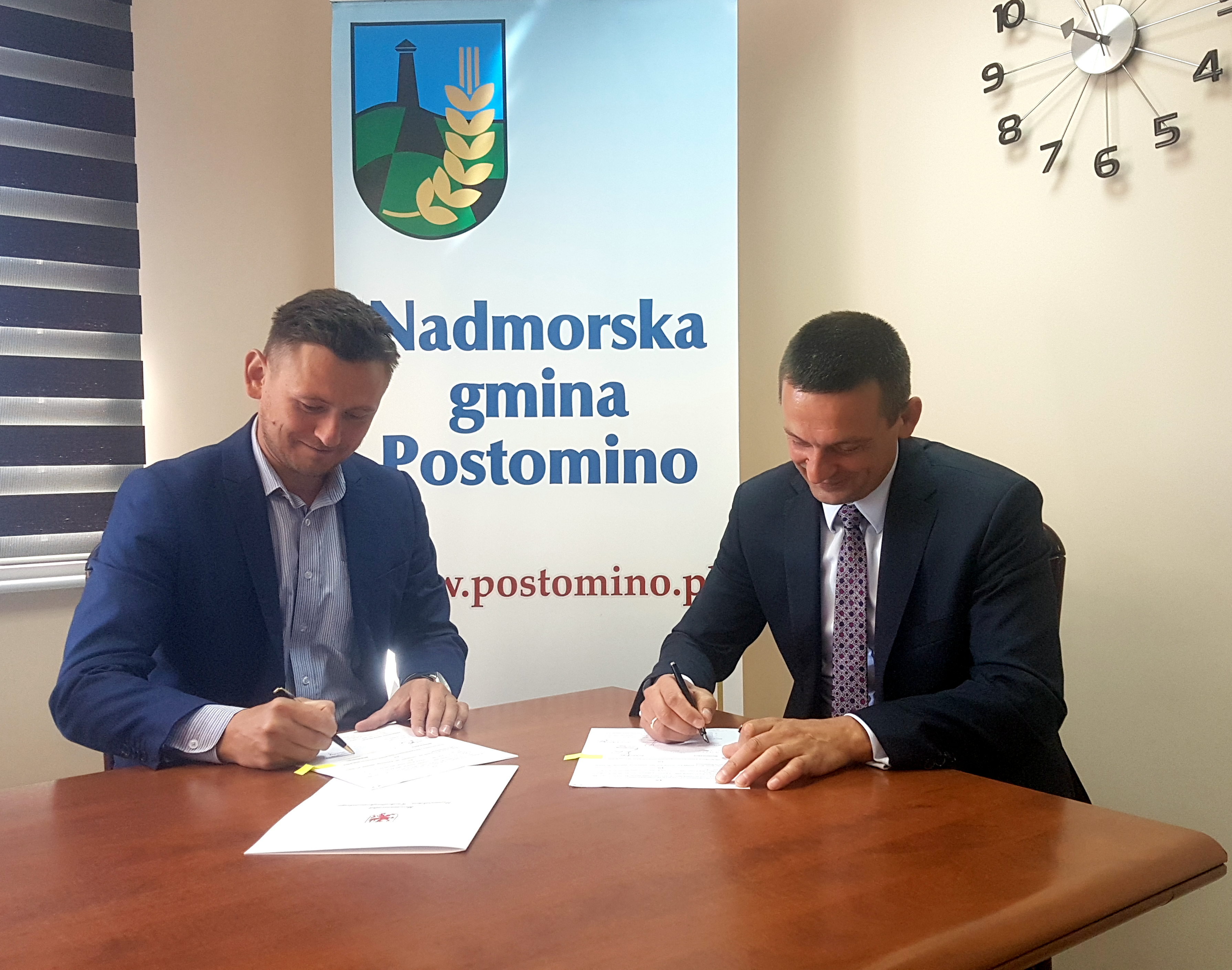 - Inwestycje te mają duże znaczenie lokalne. Drogi nie tylko ułatwiają maszynom dojazd do gruntów rolnych, ale także podnoszą poziom bezpieczeństwa oraz ułatwiają mieszkańcom dostęp do infrastruktury – mówił wicemarszałek województwa Tomasz Sobieraj.