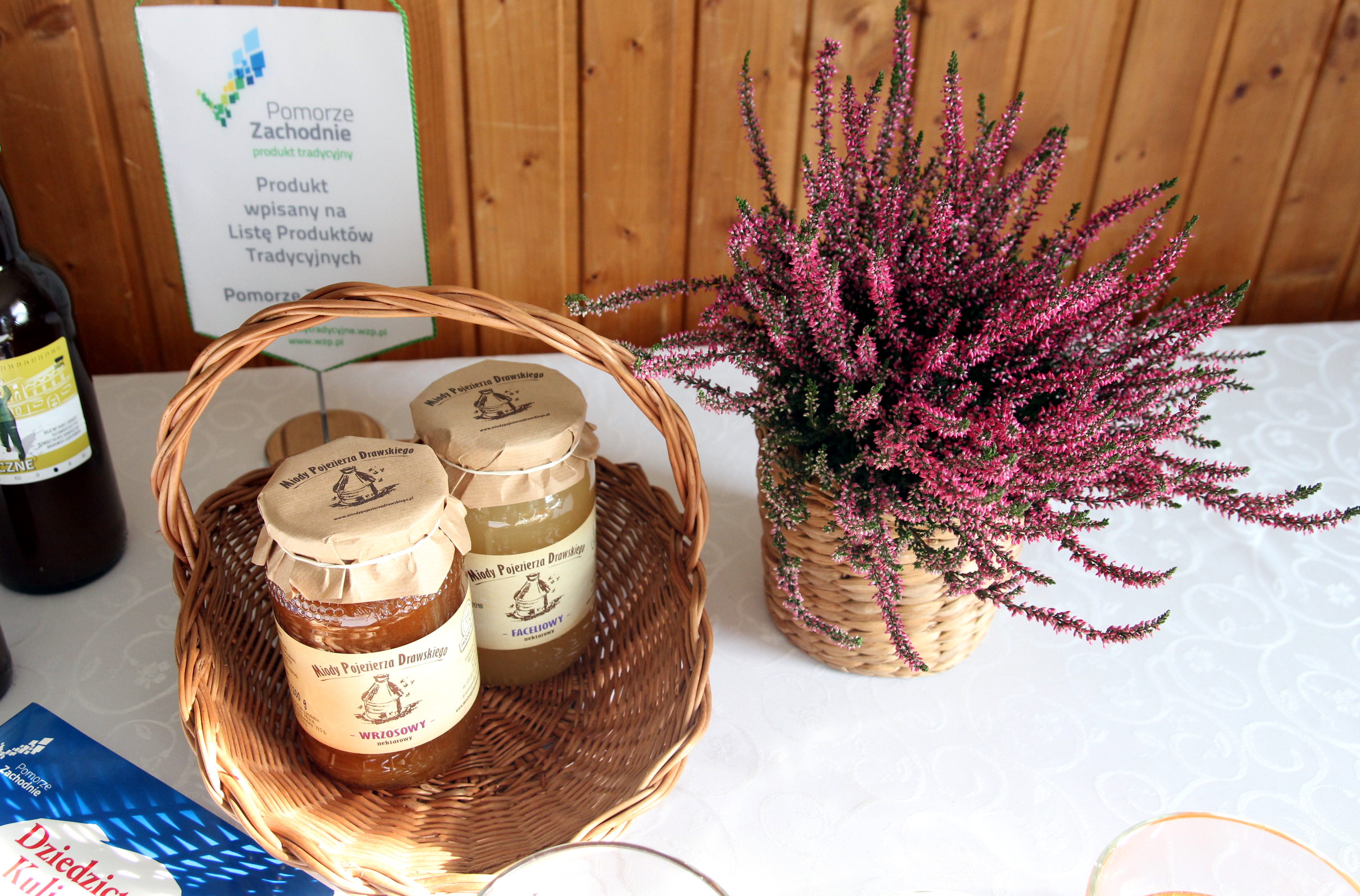 1000 pszczelich rodzin, kilkanaście rodzajów m.in. rzepak, gryka, akacja, lipa, spadź liściasta. Mowa tu o miodach Pojezierza Drawskiego, które 27 sierpnia br. trafiły na Listę Produktów Tradycyjnych.