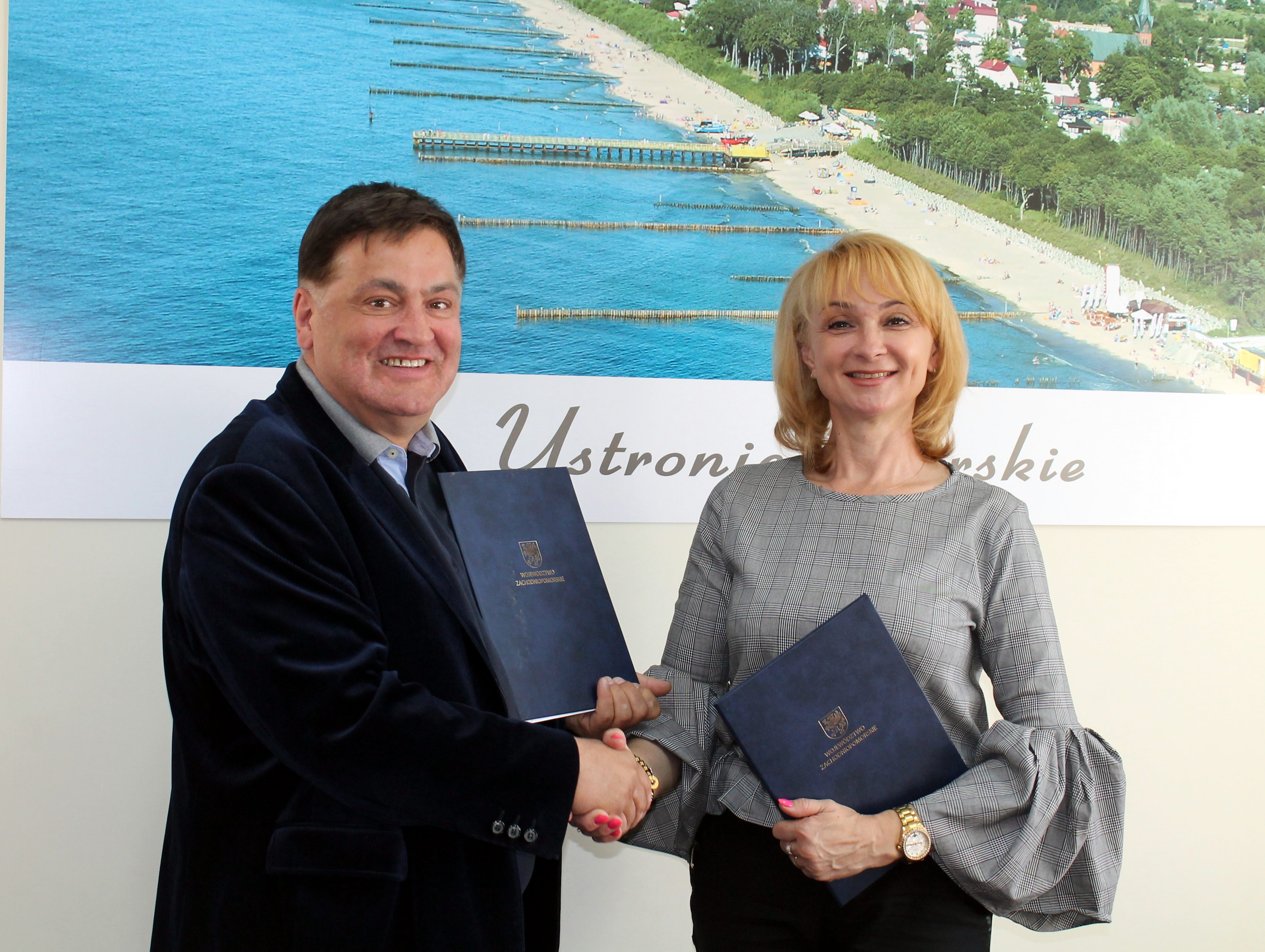Umowę gwarantującą dofinansowanie inwestycji podpisała z wójtem gminy Jerzym Kołakowskim 7 maja br. w Ustroniu Morskim Członek Zarządu Województwa Anna Mieczkowska. 