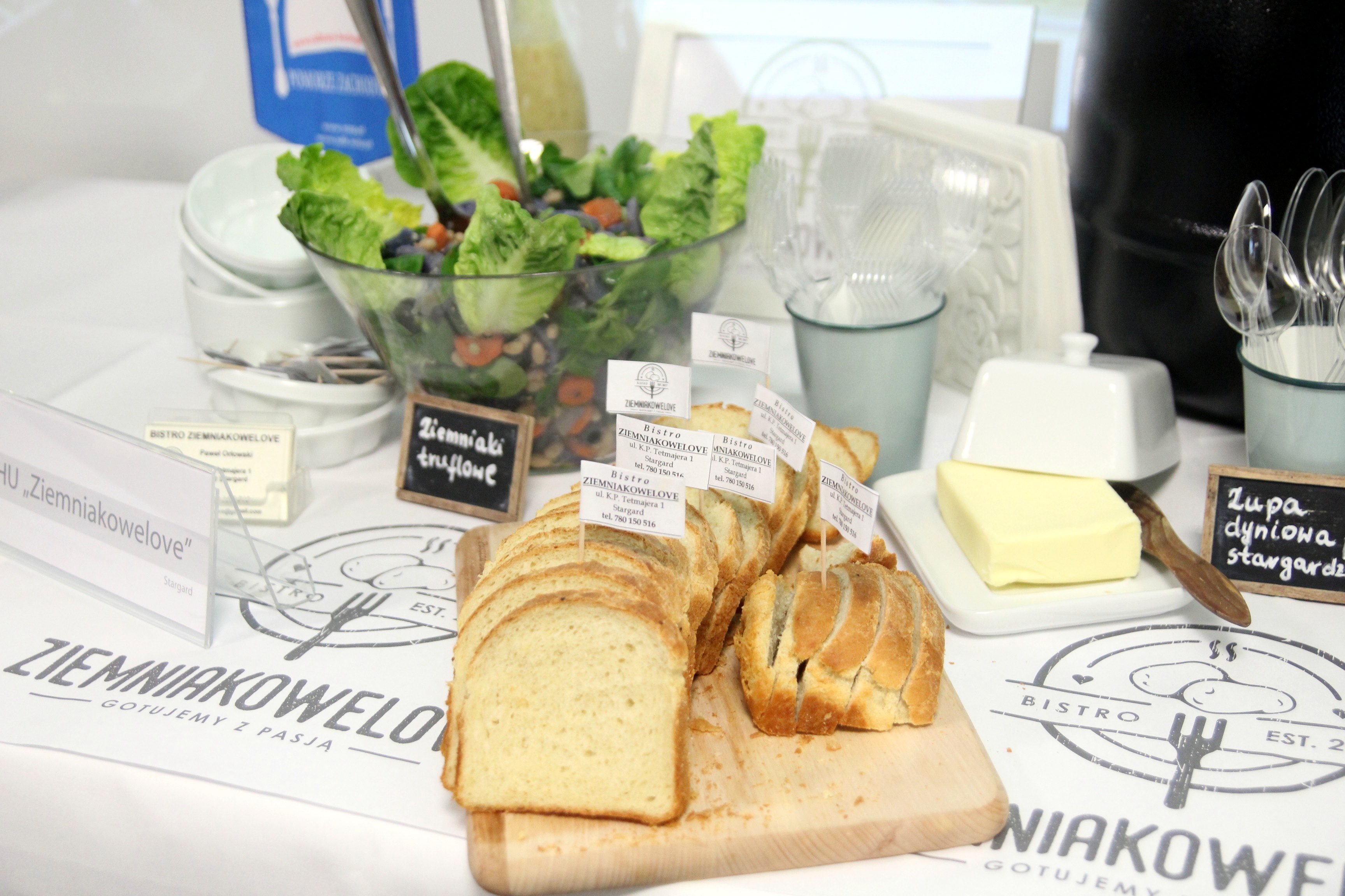 Konferencja prasowa w siedzibie Urzędu Marszałkowskiego. Smakołyki z Bistro Ziemniakowelove, sałatka z ziemniaków truflowych, chleb biały z masłem , zupa dyniowa stargardzka.