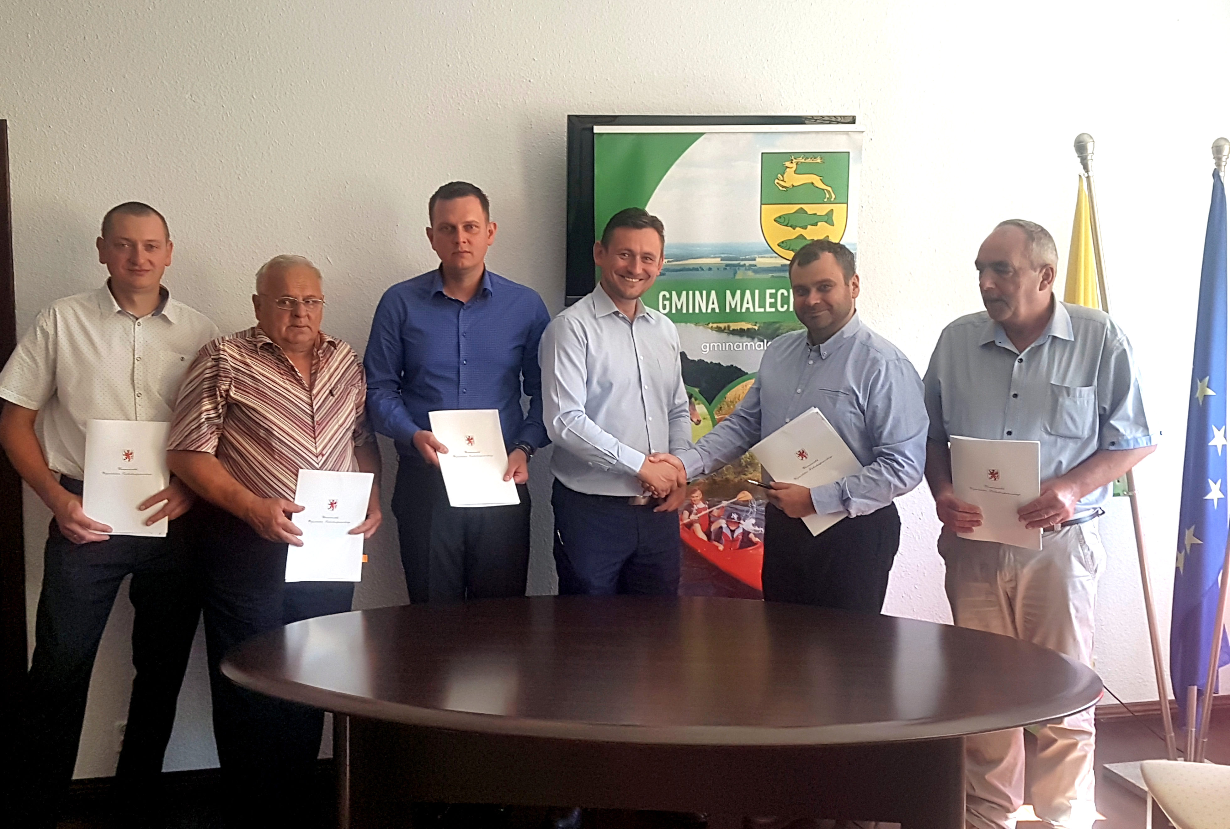 Podpisane umowy wesprą kilkadziesiąt sołectw z powiatów: koszalińskiego, białogardzkiego, kamieńskiego, pyrzyckiego, szczecineckiego, sławieńskiego, gryfińskiego i myśliborskiego.