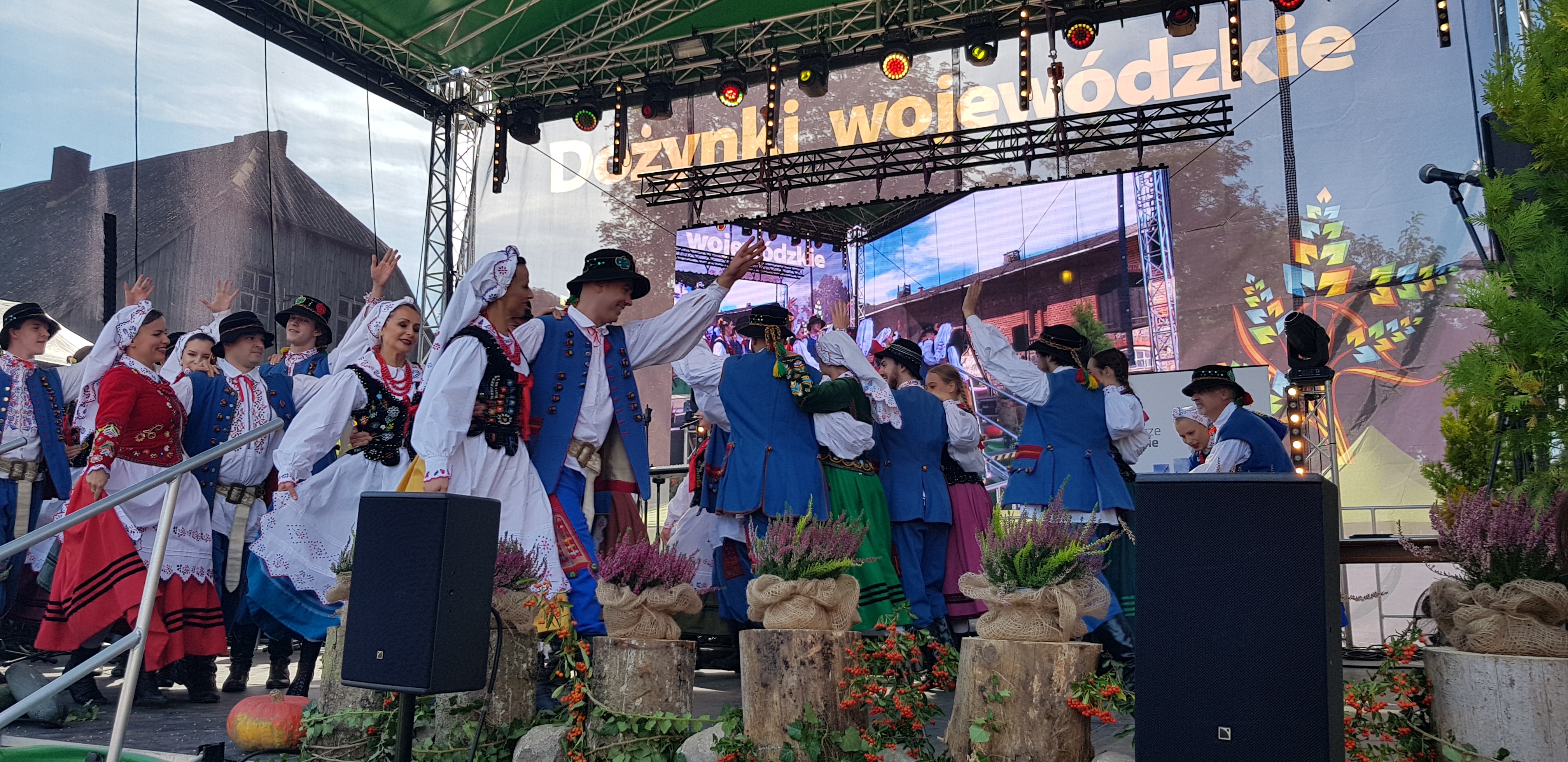 na zdjęciu widać  Zespół taneczny Szczecinianie podczas tańca 