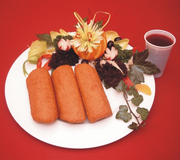 zdjęcie przedstawia 3 sztuki paszczecinków  podane wraz z barszczem czerwonym