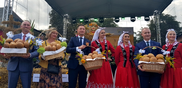 Gospodarze dożynek wraz z plonami. 