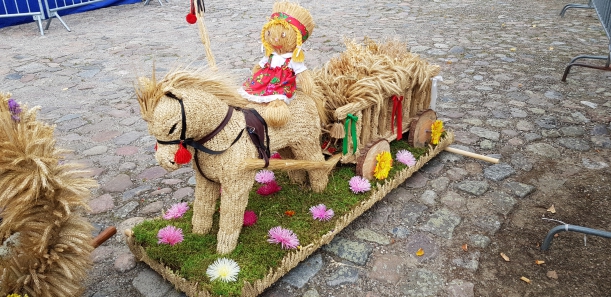 Wieńce dożynkowe w różnych formach. 