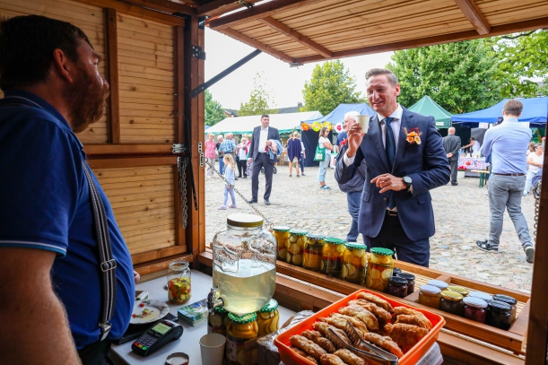 Marszałek Geblewicz próbuje lokalnych przsmaków. 