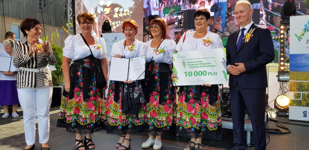Na zdjęciu widać laureatów konkursu Aktywne Koło Gospodyń Wiejskich Pomorza Zachodniego