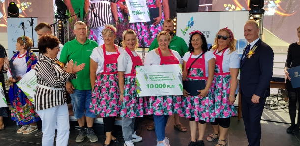 Na zdjęciu widać laureatów konkursu Aktywne Koło Gospodyń Wiejskich Pomorza Zachodniego