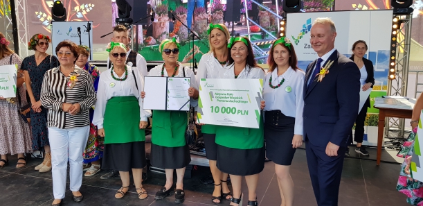 Na zdjęciu widać laureatów konkursu Aktywne Koło Gospodyń Wiejskich Pomorza Zachodniego