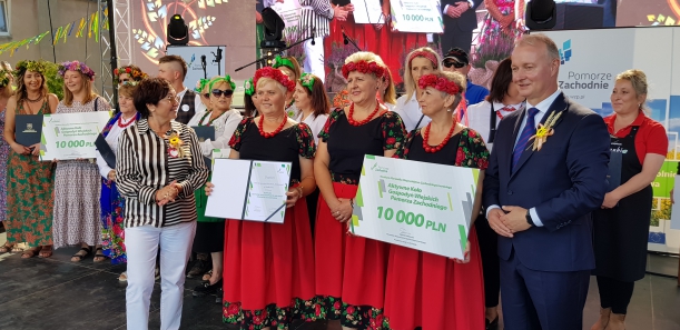 Na zdjęciu widać laureatów konkursu Aktywne Koło Gospodyń Wiejskich Pomorza Zachodniego