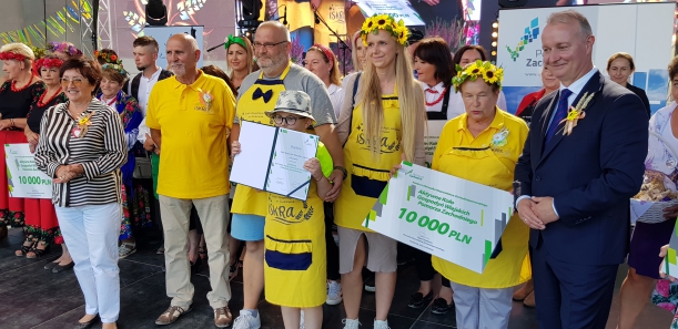 Na zdjęciu widać laureatów konkursu Aktywne Koło Gospodyń Wiejskich Pomorza Zachodniego