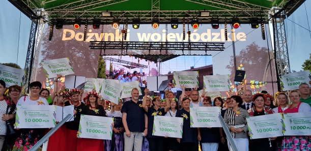 Na zdjęciu widać laureatów konkursu Aktywne Koło Gospodyń Wiejskich Pomorza Zachodniego