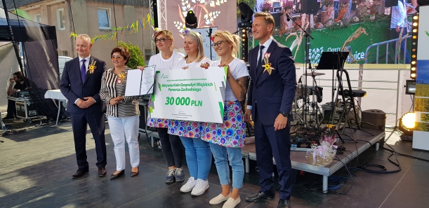 Na zdjęciu widać laureatów konkursu Aktywne Koło Gospodyń Wiejskich Pomorza Zachodniego