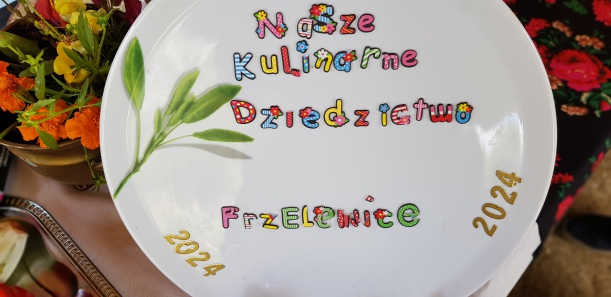 Talerz z napisem Konkurs „Nasze Kulinarne Dziedzictwo – Smaki Regionów”.