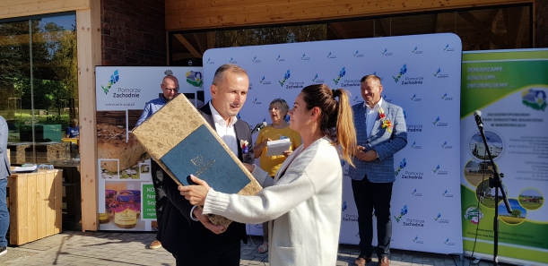 Wręczanie na scenie nagród w konkursie