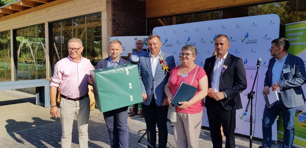 Wręczanie na scenie nagród w konkursie