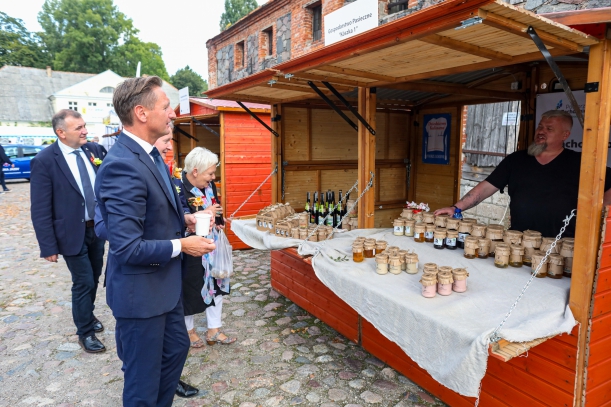 Marszałek Geblewicz próbuje lokalnych przsmaków.
