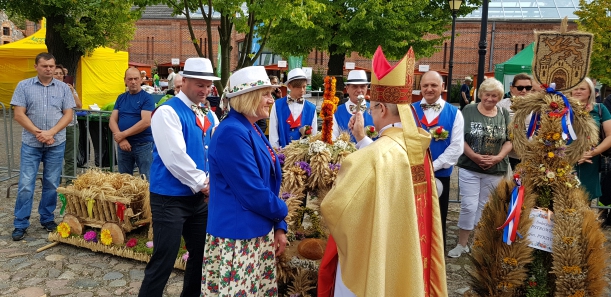 Wieniec dożynkowy oraz goście dożynek. 