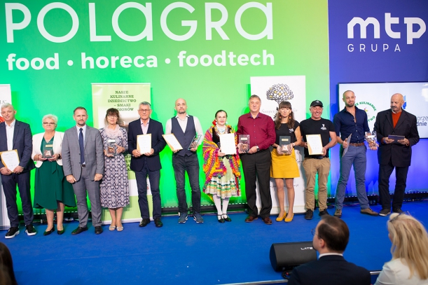 na zdjęciu widać laureatów odbierających dyplomy podczas targów polagra