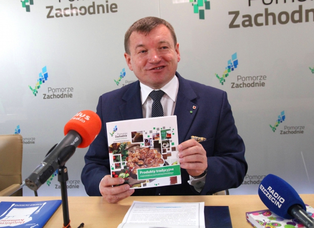 Wicemarszałek Jarosław Rzepa przedstawił podczas spotkania też najnowsze publikacje Urzędu Marszałkowskiego (katalog oraz przewodnik z mapą) dotyczące tradycyjnych kulinariów Pomorza Zachodniego. 