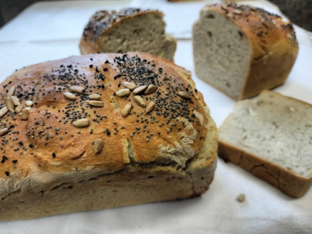 Chleb dębnowski posypany makiem i słonecznikiem