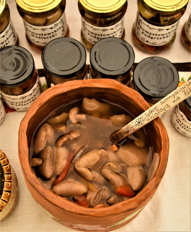 Na zdjęciu widać pojemnik wypełniony maślaczkami