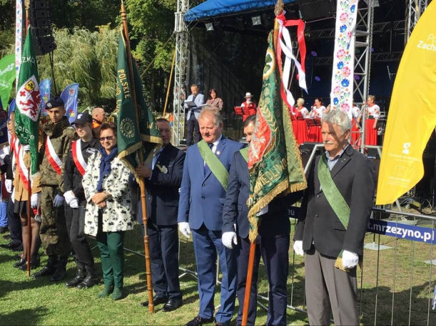 Poczty sztandarowe były jednym z elementów rozpoczęcia Wojewódzkich Dożynek 2019 w Trzebiatowie.
