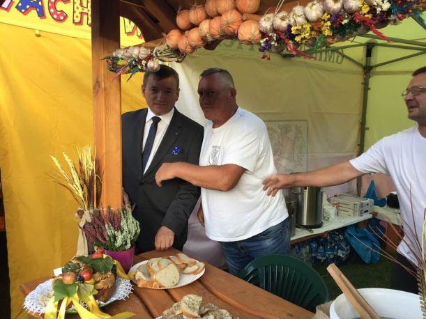 Wojewódzkie Dożynki 2019 w Trzebiatowie służy licznym stoiskom wystawienniczym z lokalnymi produktami. 