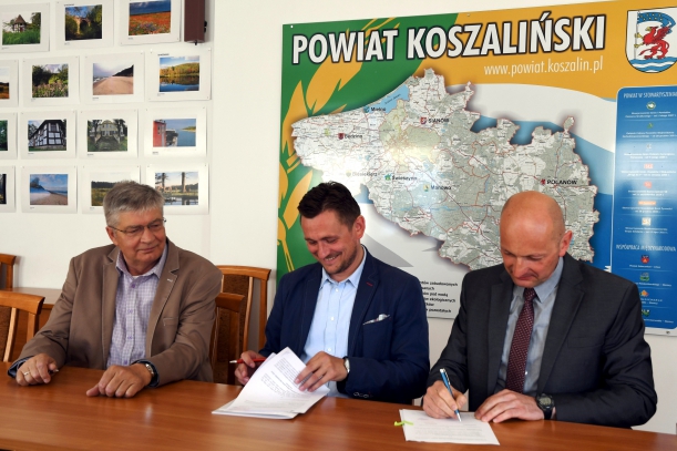 Wymiana nawierzchni, poszerzenie jezdni do 6 m, ulepszenie poboczy oraz przebudowa zjazdów do okolicznych pól to działania, które zostaną wykonane na blisko 6 km odcinku drogi między Dynowem, a Laskami Koszalińskimi.