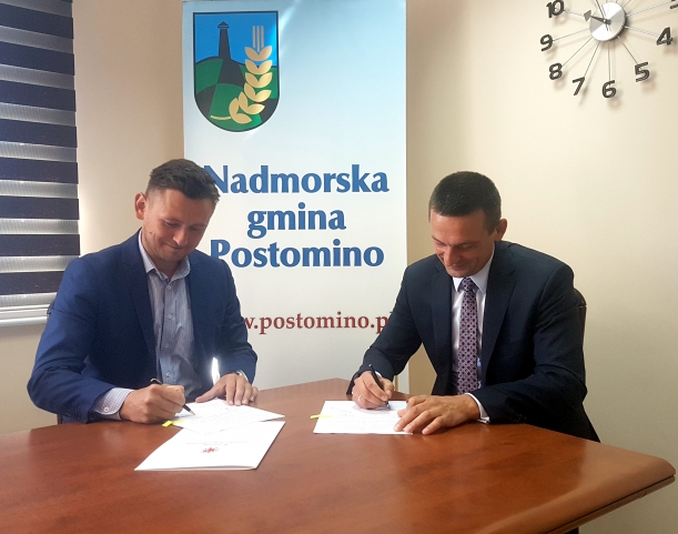 - Inwestycje te mają duże znaczenie lokalne. Drogi nie tylko ułatwiają maszynom dojazd do gruntów rolnych, ale także podnoszą poziom bezpieczeństwa oraz ułatwiają mieszkańcom dostęp do infrastruktury – mówił wicemarszałek województwa Tomasz Sobieraj.