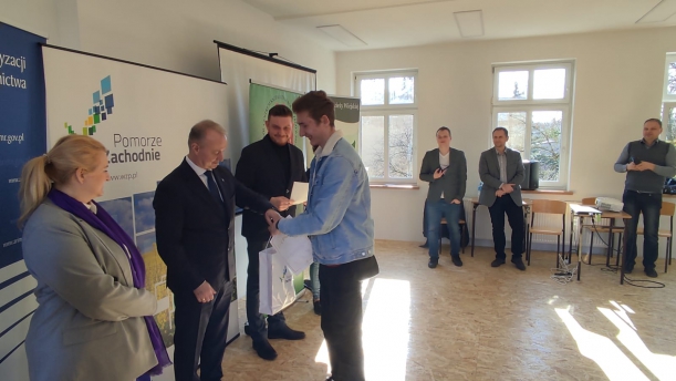 Nagrody laureatom Olimpiady Młodych Producentów Rolnych wręczał Wicemarszałek Województwa Zachodniopomorskiego Olgierd Kustosz