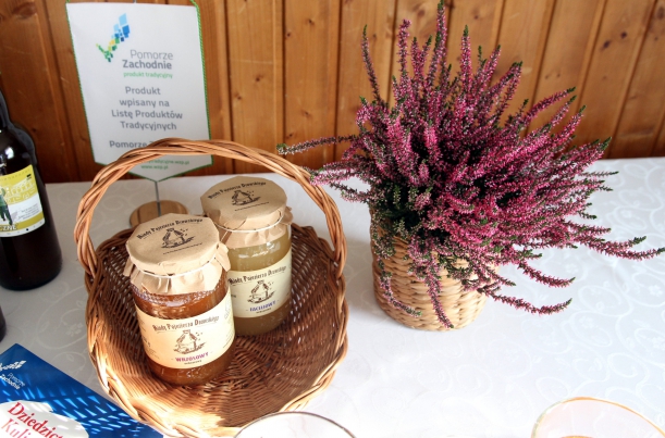 1000 pszczelich rodzin, kilkanaście rodzajów m.in. rzepak, gryka, akacja, lipa, spadź liściasta. Mowa tu o miodach Pojezierza Drawskiego, które 27 sierpnia br. trafiły na Listę Produktów Tradycyjnych. 