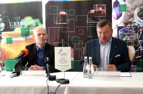 Przy użyciu polskich, naturalnych składników tutaj w Starej Komendzie pod okiem klientów, turystów warzymy nasze piwa. Proces przebiega powoli, tyle ile powinien, od 3,4  tygodni do kilku miesięcy - mówił Damian Kunach z Bewako Szczecin Polska.