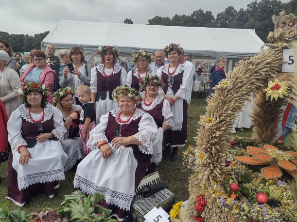 Przedstawiciele sołectw i wieniec 