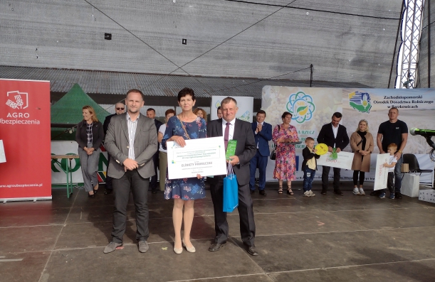 Wręczenie nagrody marszałka przez dyrektora wydzialu rolnictwa i rybactwa UMWZ