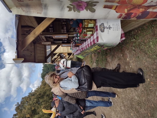 Ludzie odwiedzający stoiska na targach