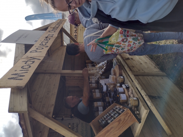 Ludzie odwiedzający stoiska na targach