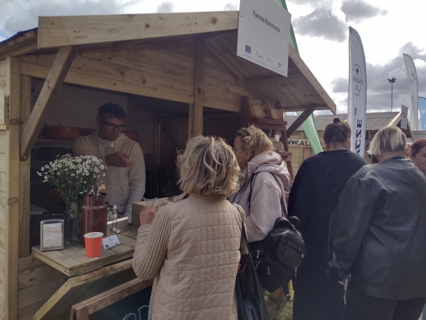 Ludzie odwiedzający stoiska na targach