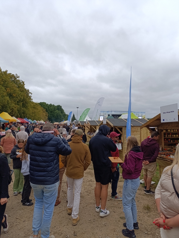 Ludzie odwiedzający stoiska na targach
