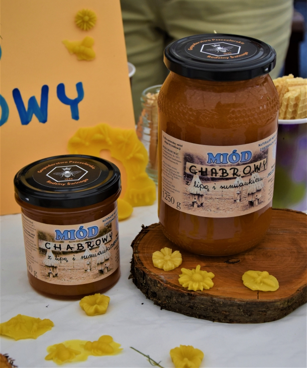 na zdjęciu widać dwa słoiki z miodem chabrowym z lipą i rumiankiem