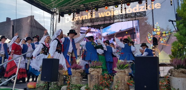 na zdjęciu widać  Zespół taneczny Szczecinianie podczas tańca 