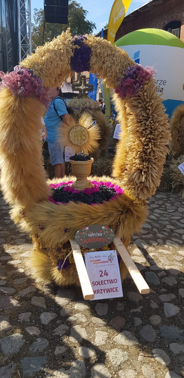 na zdjęciu widać wieniec sołectwa krzywice