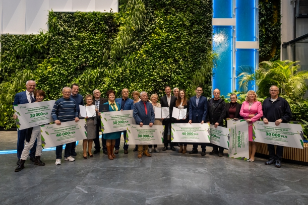 zdjęcie grupowe wszytskich nagrodzonych w konkursie, w dłoniach trzymają czeki
