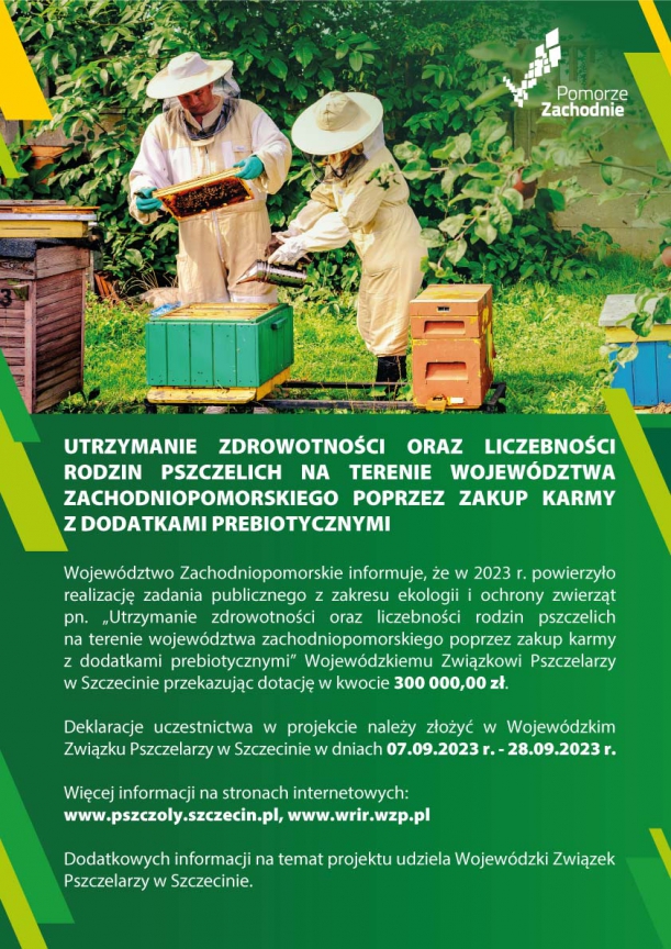Na plakacie widać dwie osoby pracujące przy ulach. Jedna osoba trzyma w rękach plaster moiodu, a druga urządzenie do dymienia pszczół