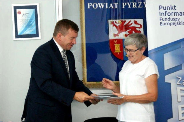 - Często w małych miejscowościach brakuje miejsca do zabawy dla dzieci czy terenu na którym można by organizować festyny, imprezy integracyjne. Cieszę się, że dzięki środkom z „Grantów sołeckich” uda się zrealizować te ważne dla lokalnych mieszkańców inwe